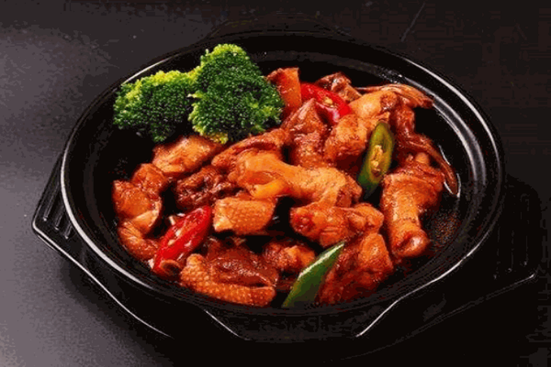 正宗黄焖鸡米饭：一碗香浓的家乡味